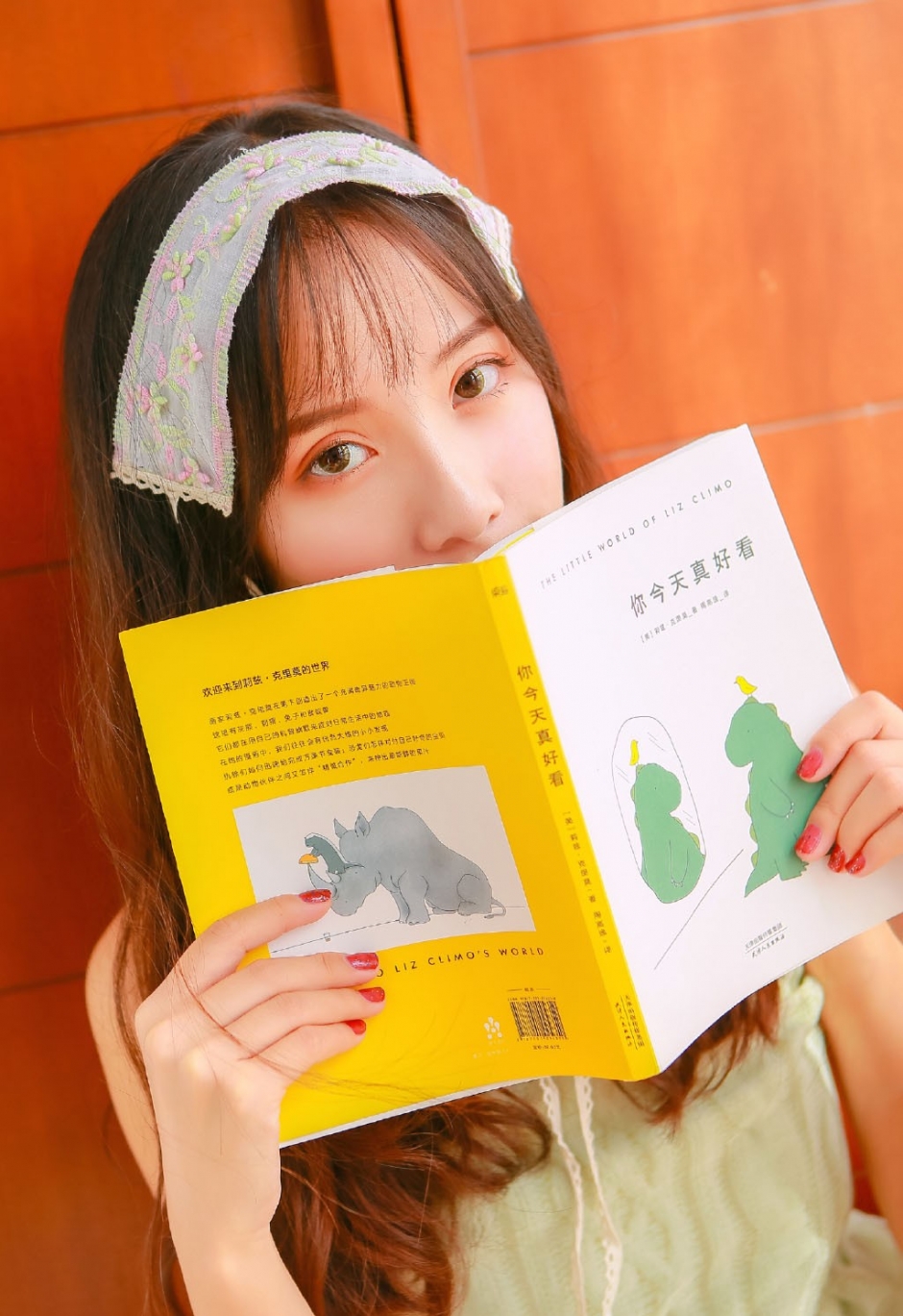 吊带裙美女漂亮脸蛋微卷长发诱人图片