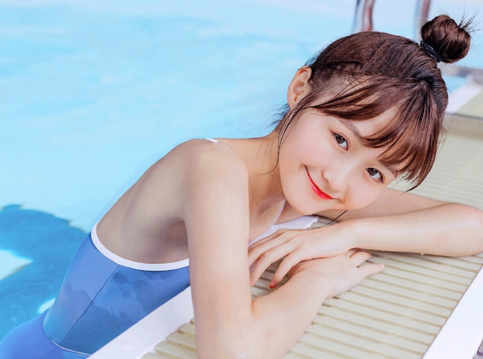 丸子头泳衣美女笑容满面清瘦身材湿身大秀牛奶肌图片