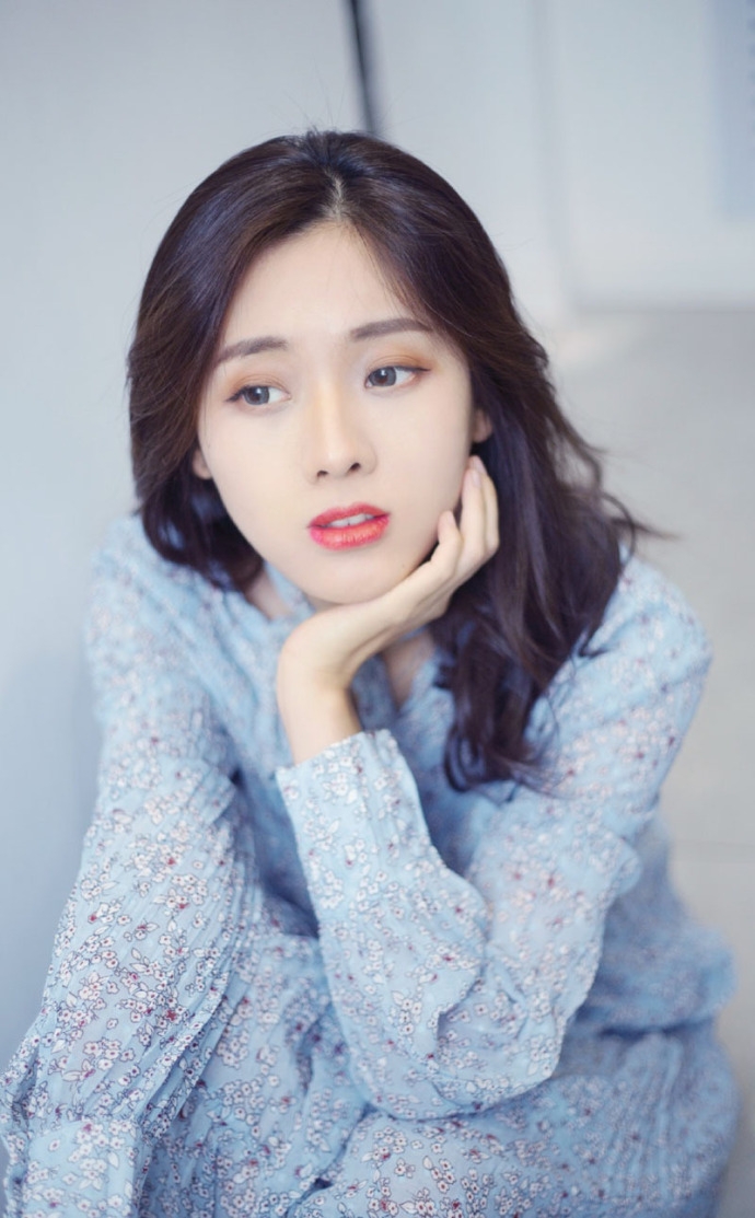 碎花连衣裙美女漂亮脸蛋微卷秀发图片