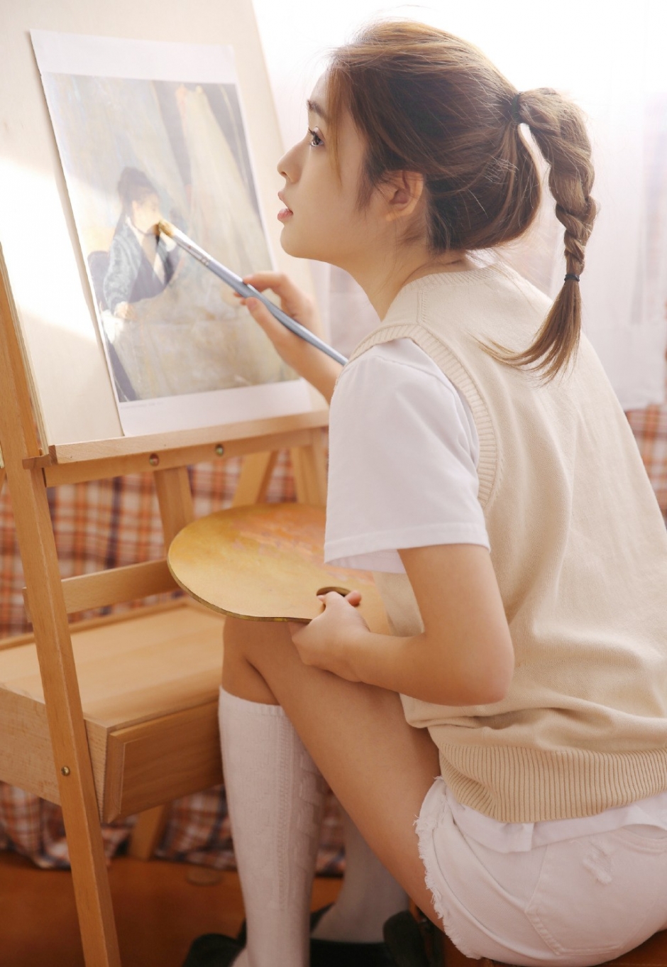 小皮鞋白丝袜美女五官清秀背心毛衣搭热裤活力满满图片