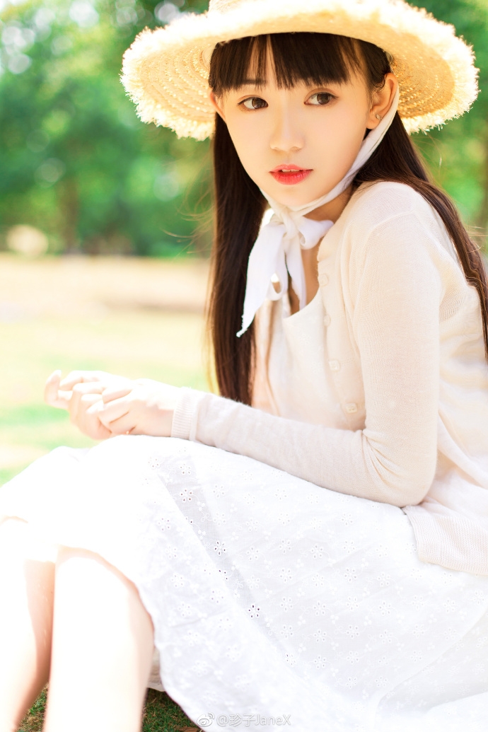 圆润娃娃脸美女头戴草帽白色长裙图片