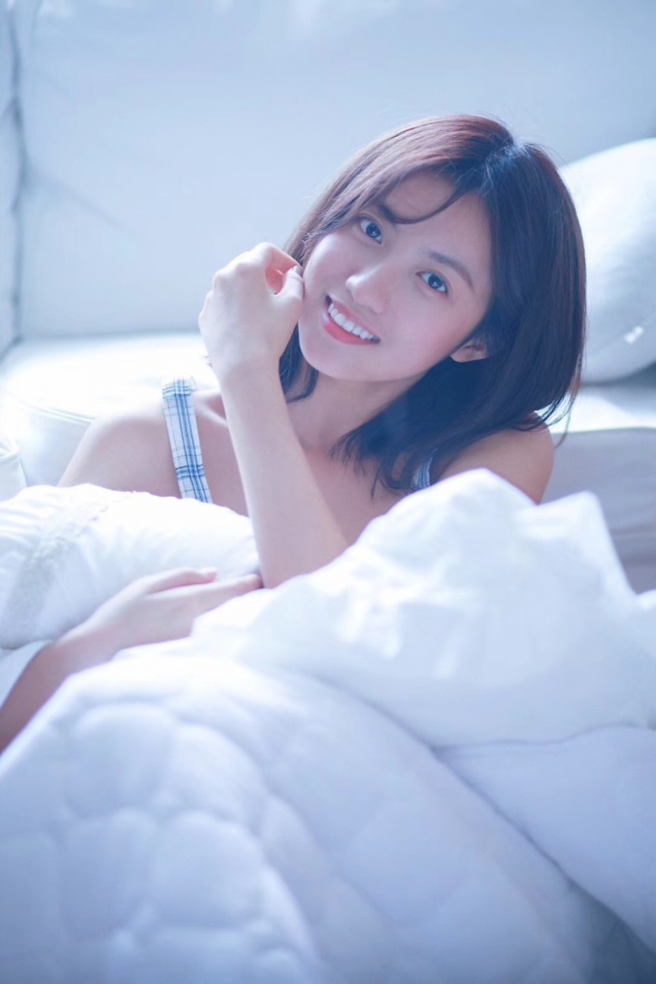 床上美女吊带睡衣白嫩肌肤露齿甜笑图片