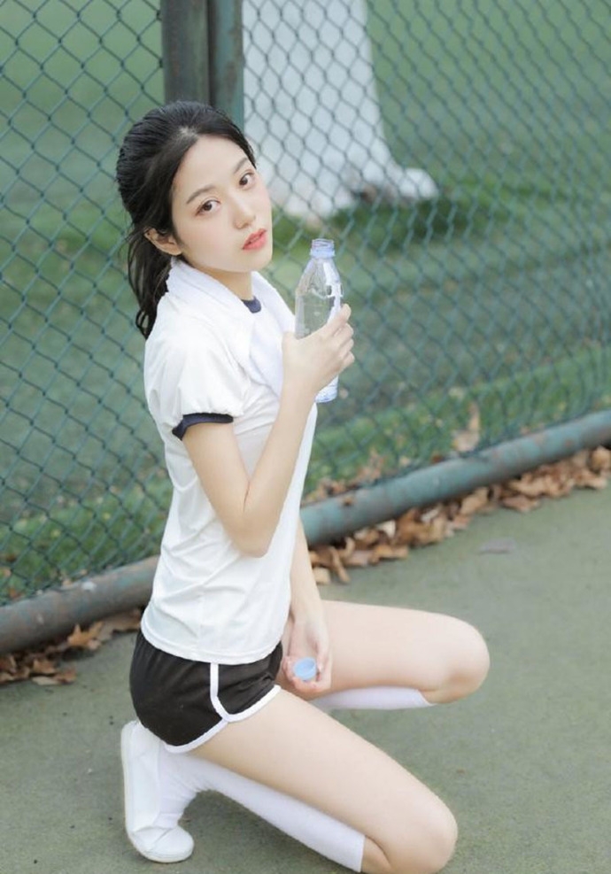 运动服美女高束马尾诱人白丝长腿图片