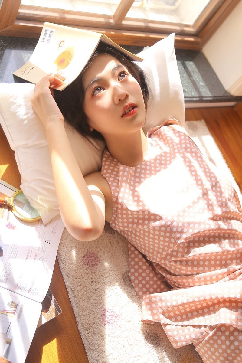 马尾辫美女白皙美腿唇红齿白私房图片