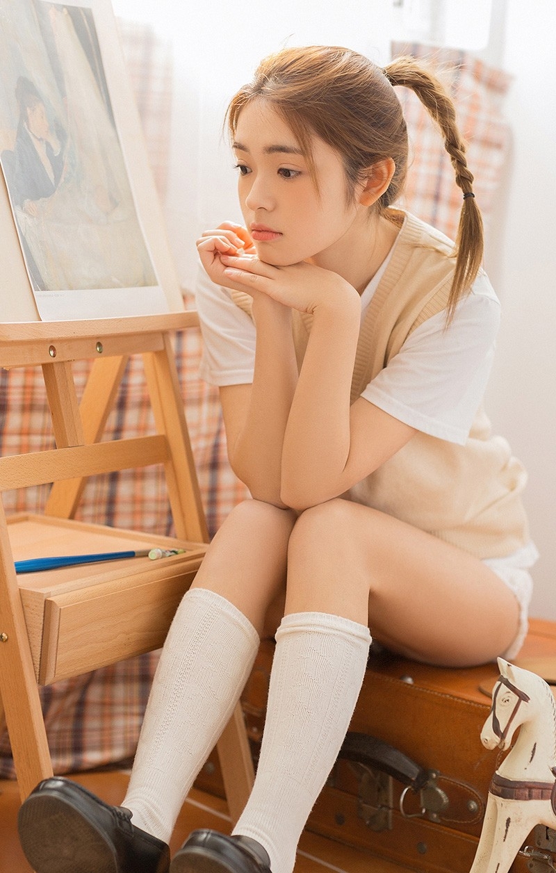 眉眼秀气画室美女白丝小细腿俏皮麻花辫嘟嘴卖萌图片