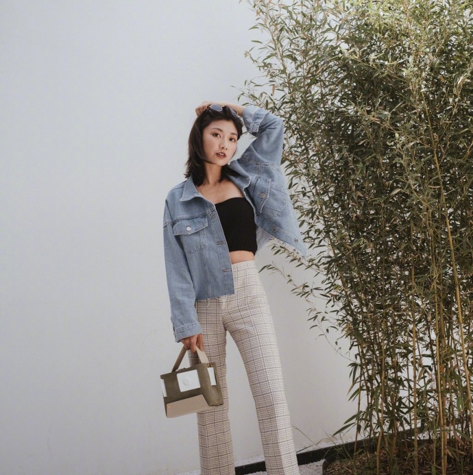 高挑美女高腰裤搭牛仔外套时尚街拍图片