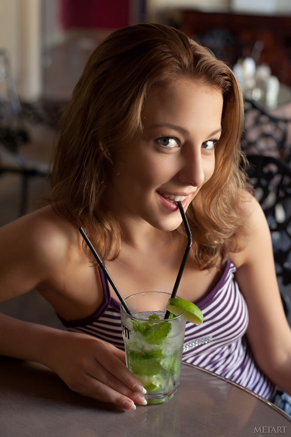 Lorena 面容姣好And Who?