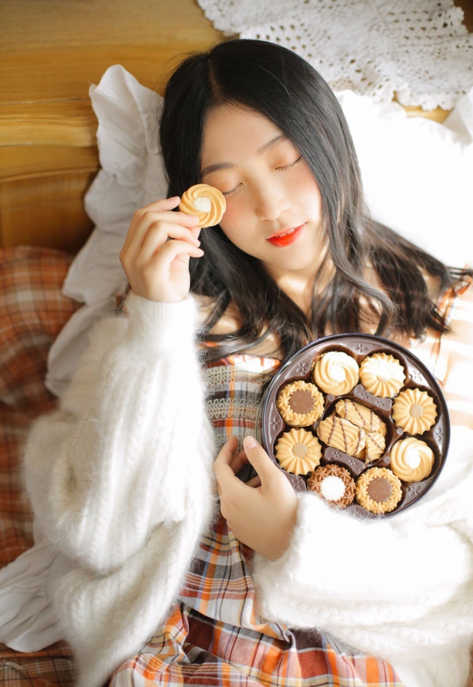 居家美女粉嫩圆脸唇红齿白半露香肩撩人图片