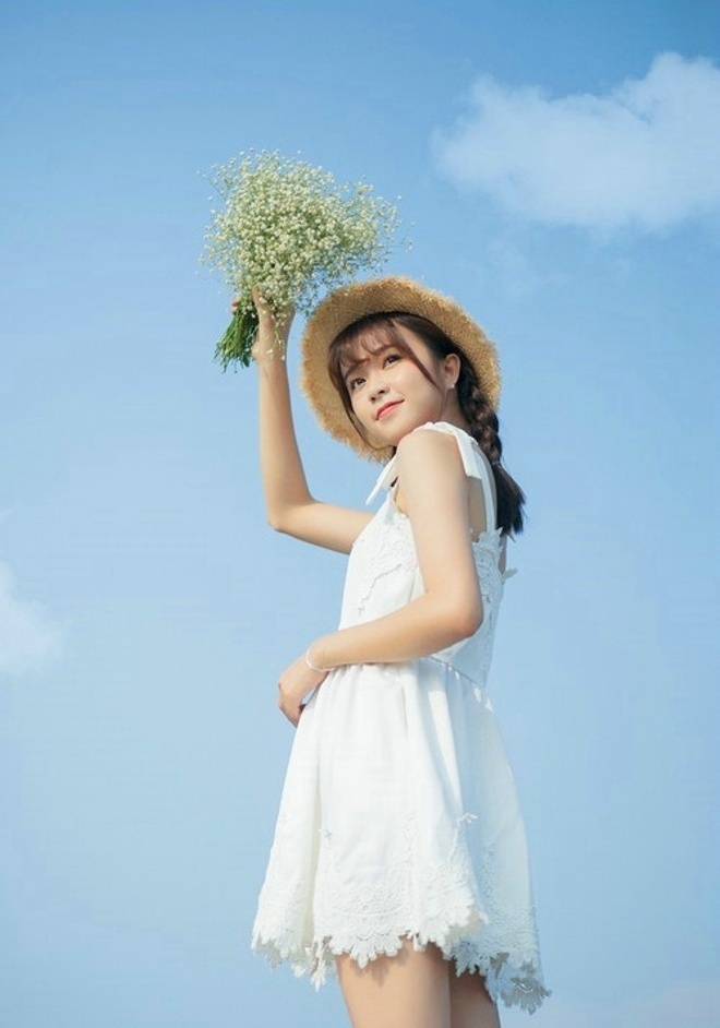 森女系美女头戴草帽手捧满天星唯美图片