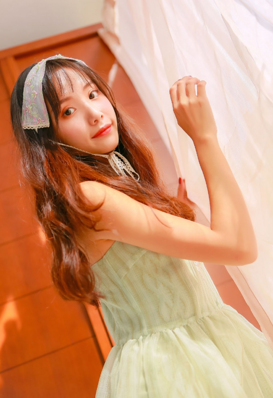 吊带裙美女漂亮脸蛋微卷长发诱人图片