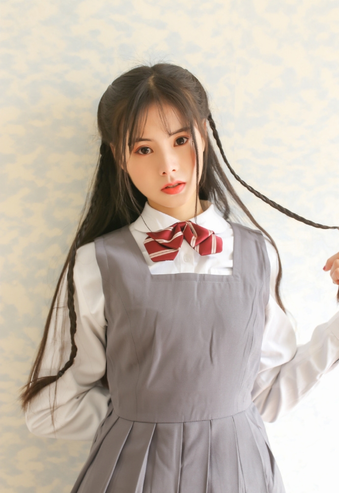 灰色制服美女学生精致编发漂亮脸蛋图片