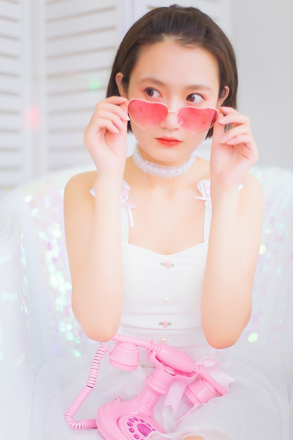 饱满苹果饥俏皮短发小女生蓬蓬白纱裙脸颊白里透红图片