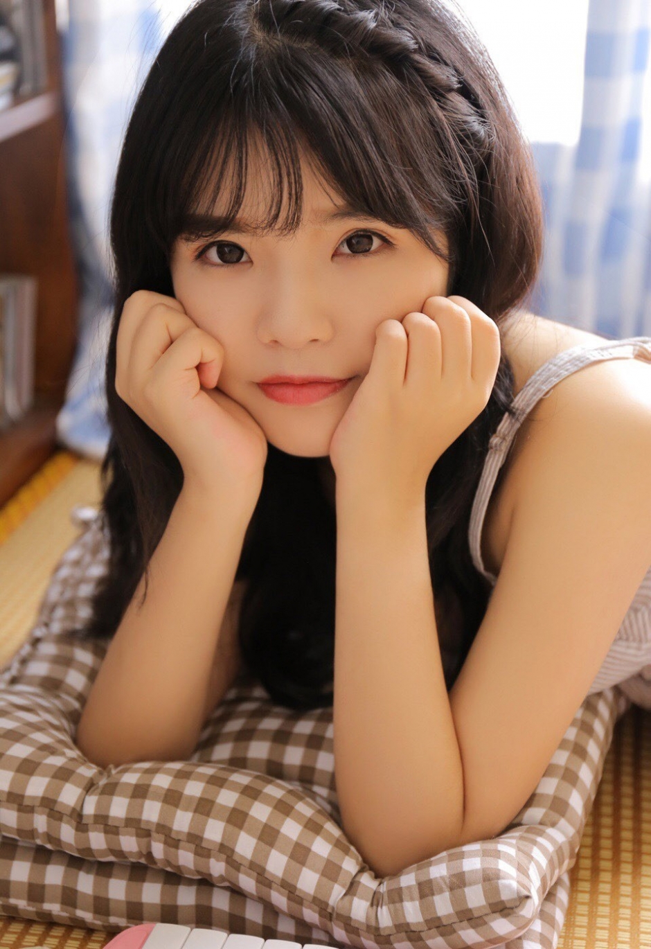 睡衣美女光滑牛奶肌姿态撩人居家图片