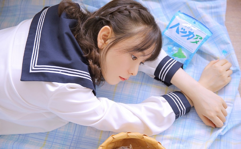 水手制服美女学生大眼小嘴满脸胶原蛋白精致编发图片