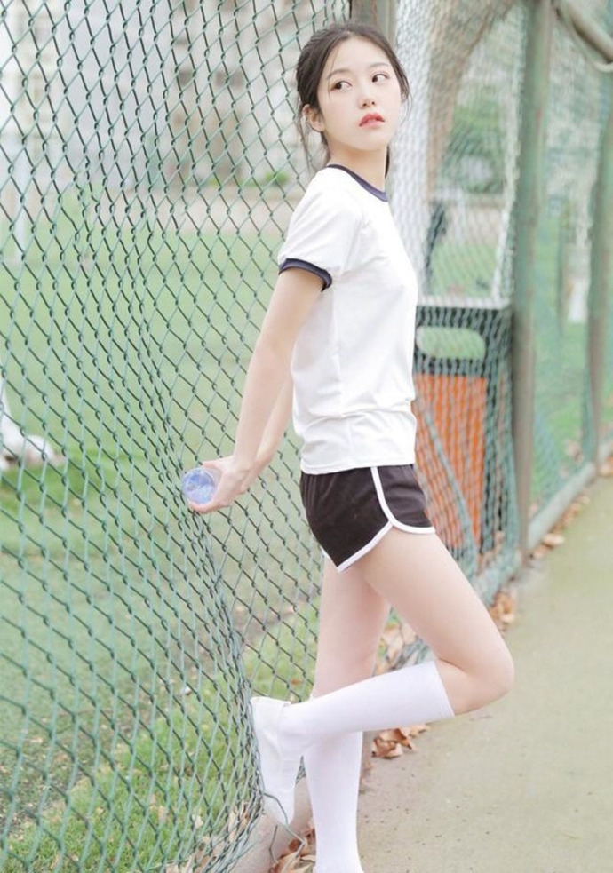 运动服美女高束马尾诱人白丝长腿图片