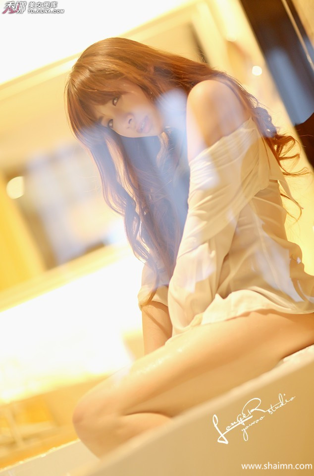 紧身裤美女凸露下部的尴尬图片