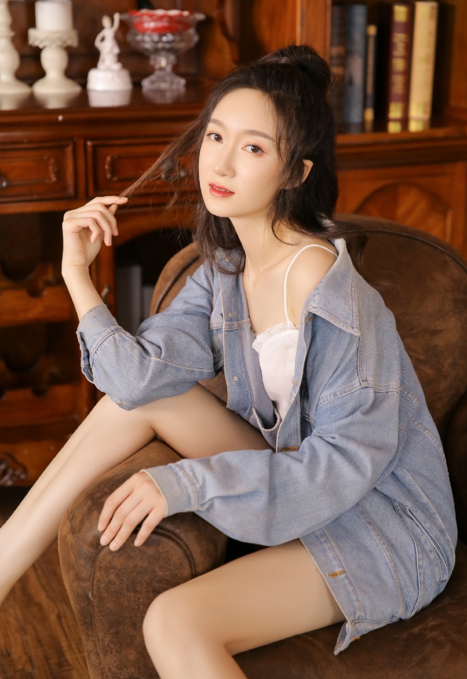 牛仔裤翘臀美女半裸香肩诱人长腿图片