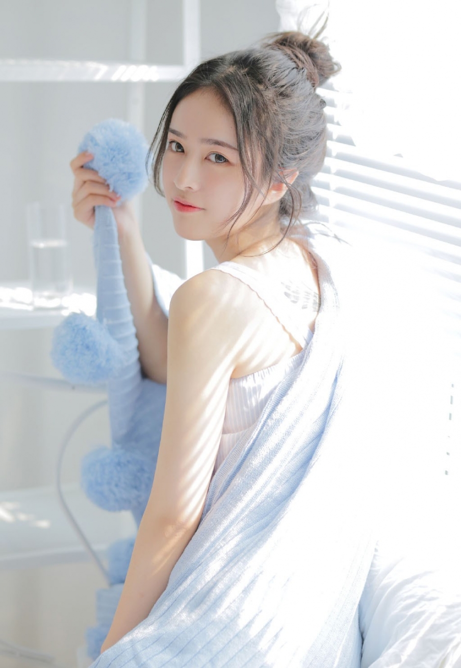 丸子头美女白瓷肌肤吹弹可破床上性感图片