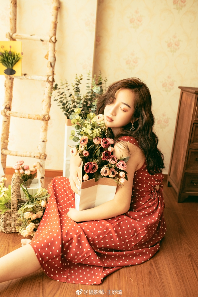 卷发美女庄哲琦波点连衣裙秀香肩美腿图片