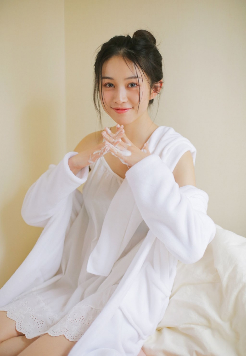 丸子头美女唇红齿白气色红润床上诱人图片