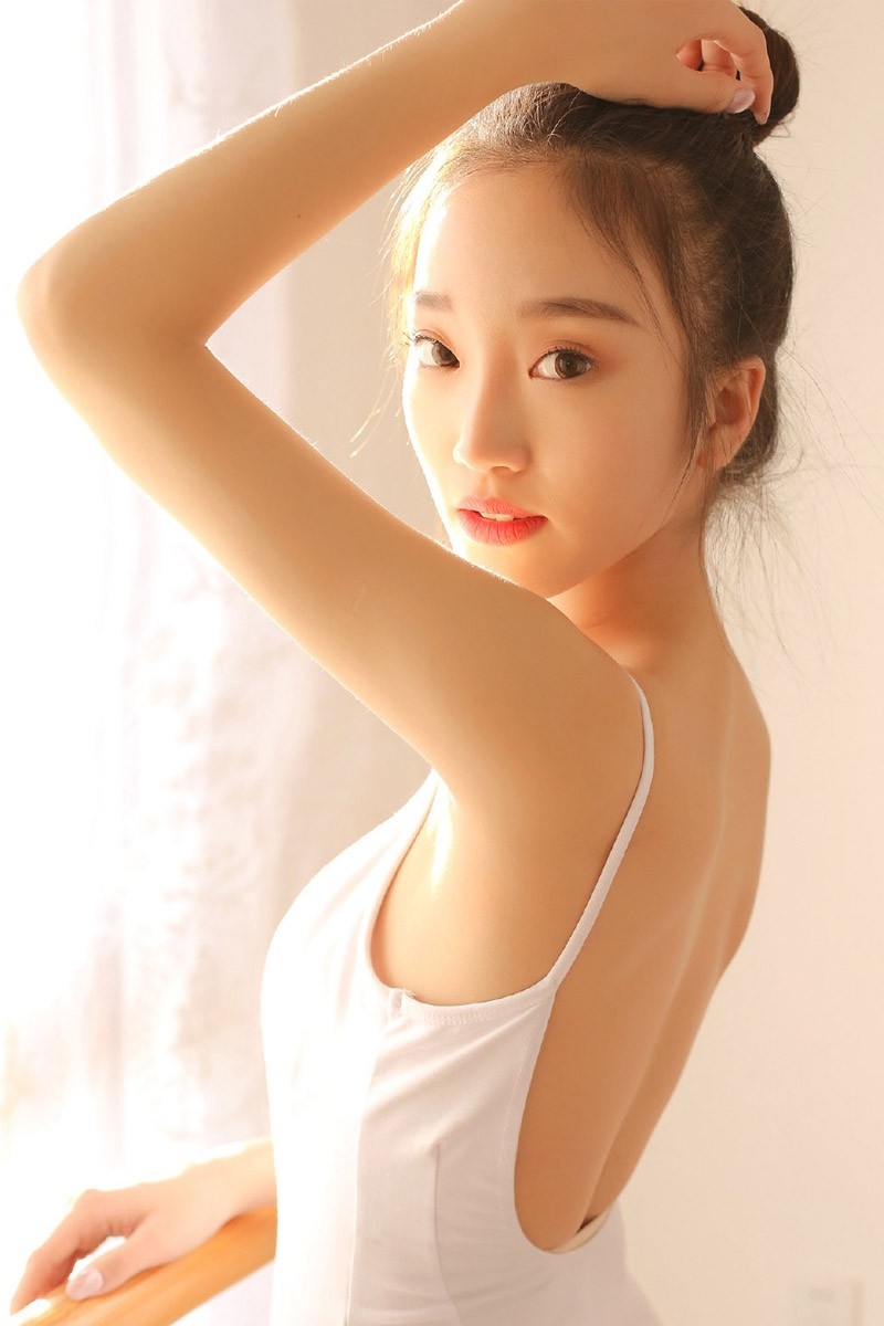 芭蕾舞美女气色红润俏皮丸子头秀光滑裸背翩翩起舞图片