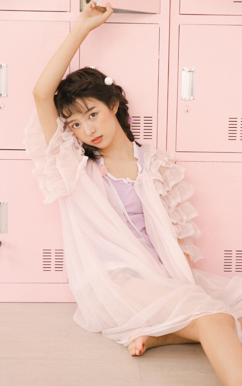 雀斑妆美女粉嫩圆脸蕾丝裙白皙肌肤图片