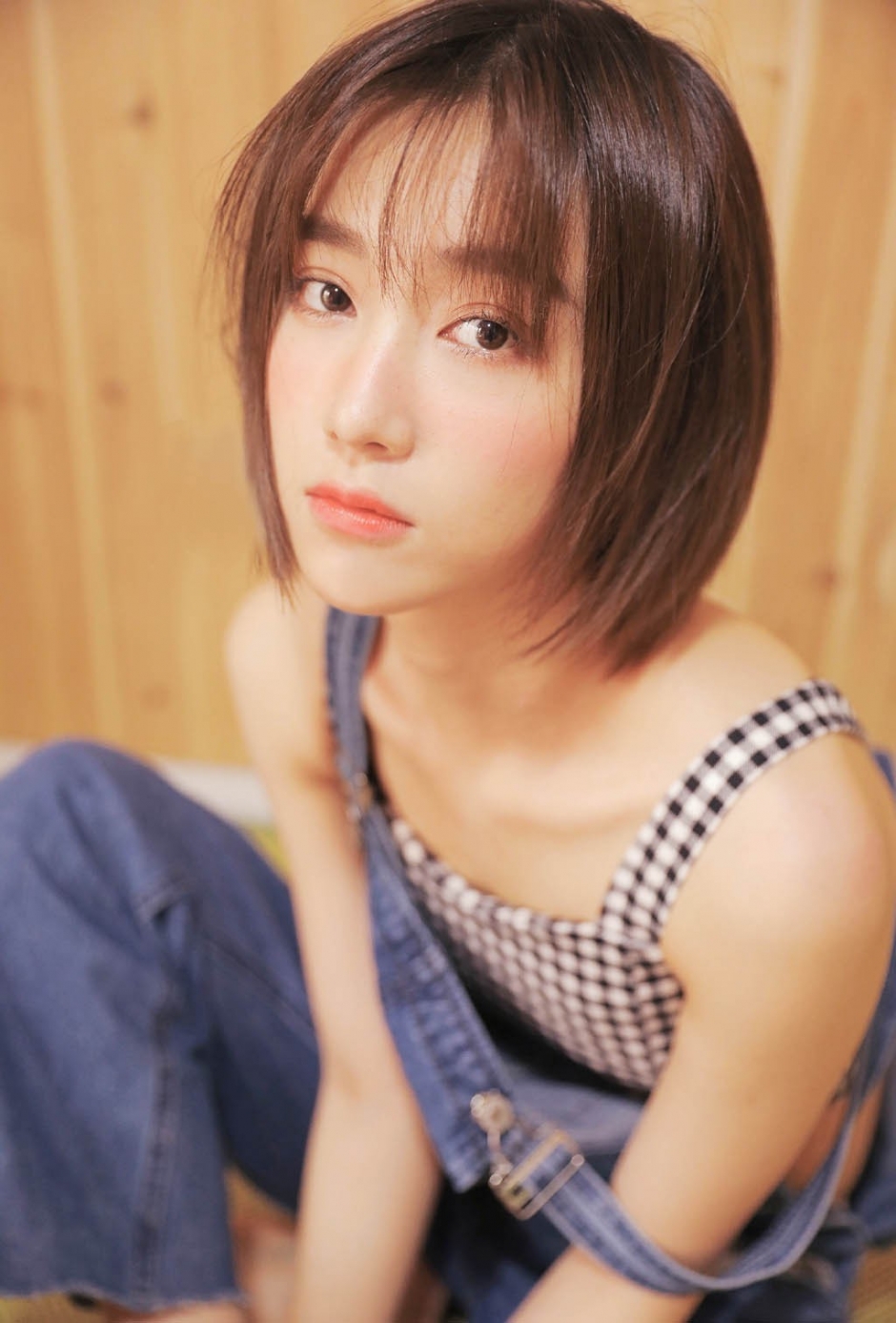 牛仔裤美女清爽短发香肩锁骨诱惑图片