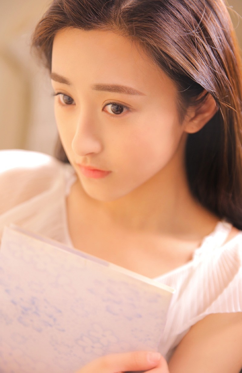 薄嘴唇杏仁眼氧气美女柔顺直发零瑕疵毛孔皮肤细腻图片