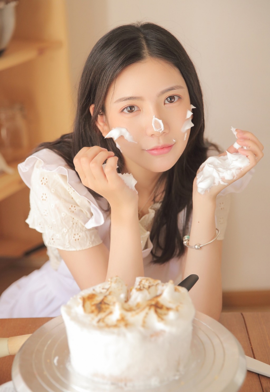 厨房美女白嫩肌肤精致侧颜做蛋糕图片