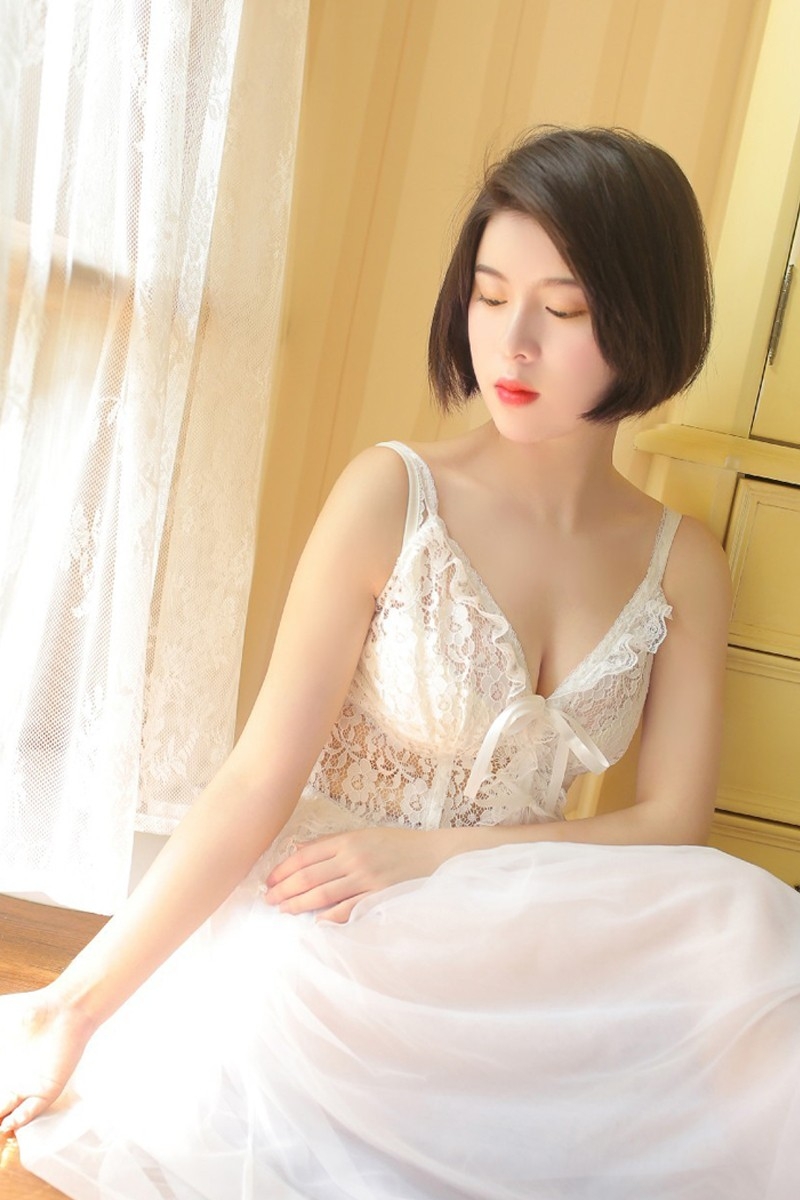 红唇美女蕾丝透视裙露傲人事业线图片