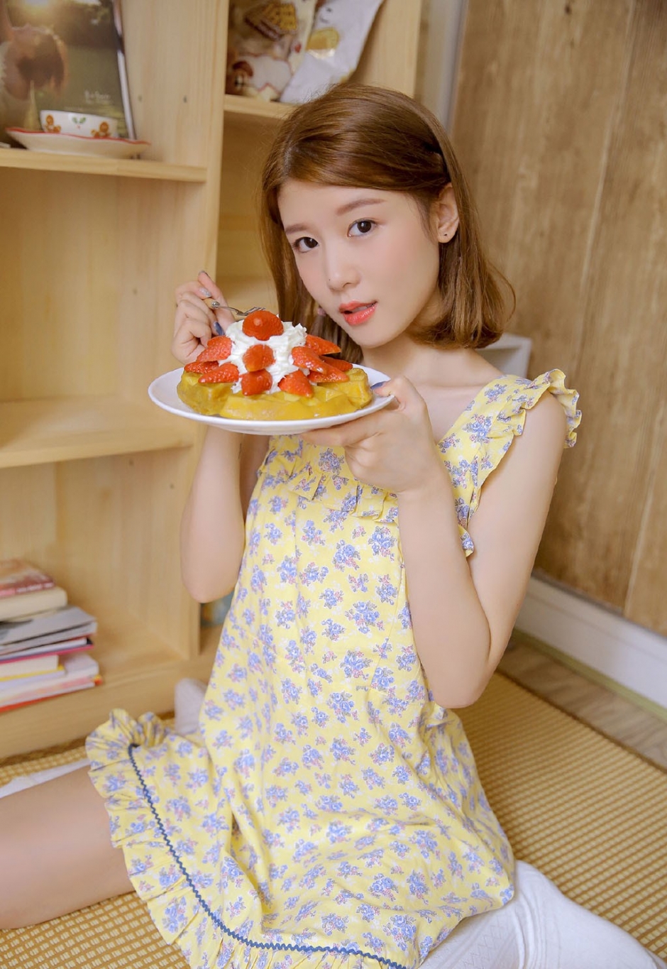 白嫩美女唇红齿白诱人白丝长腿私房图片