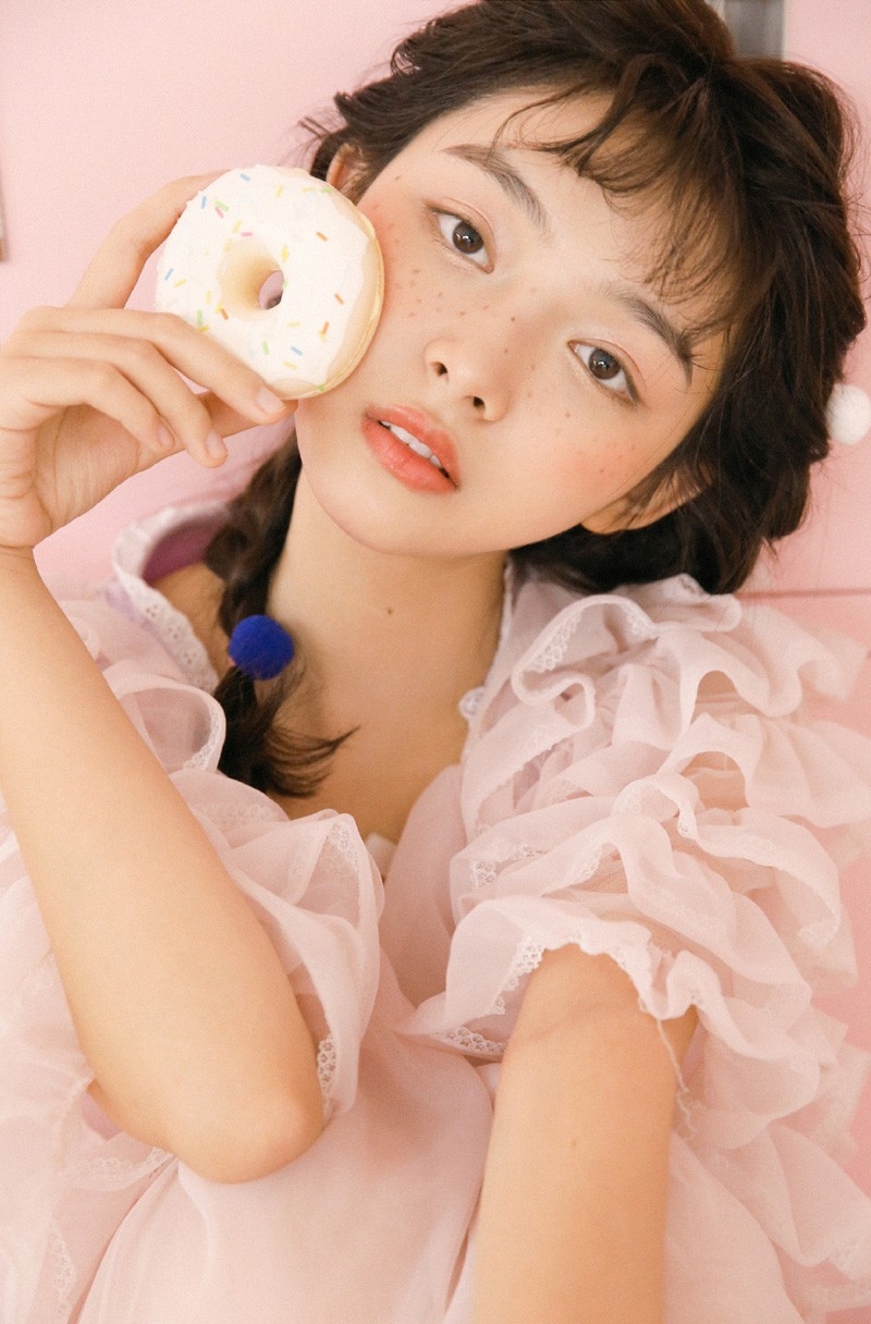 雀斑妆美女粉嫩圆脸蕾丝裙白皙肌肤图片