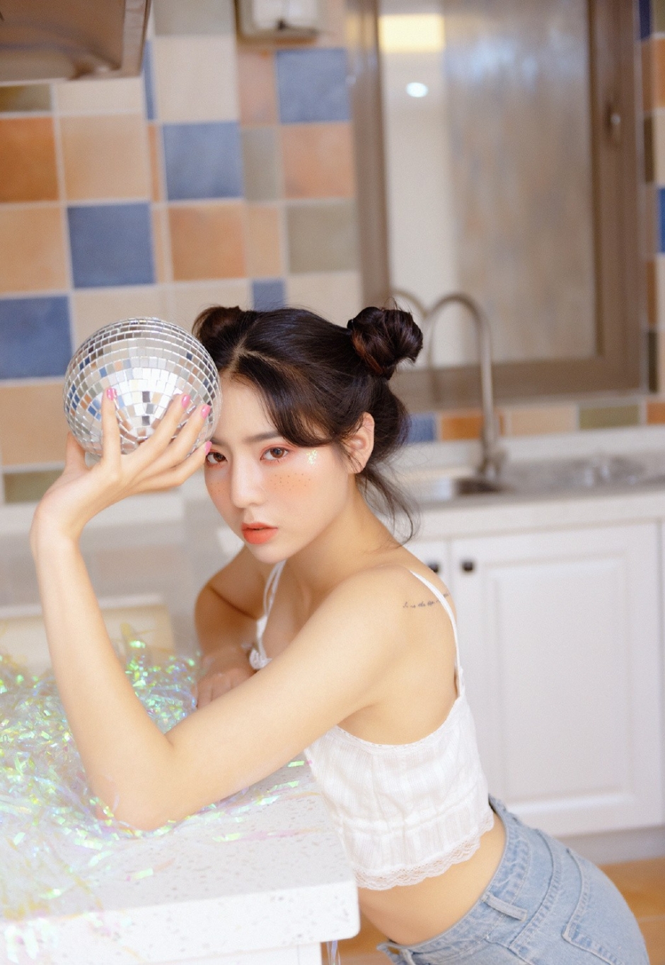 牛仔裤美少女吊带衫露马甲线新潮雀斑妆可爱哪咤头图片