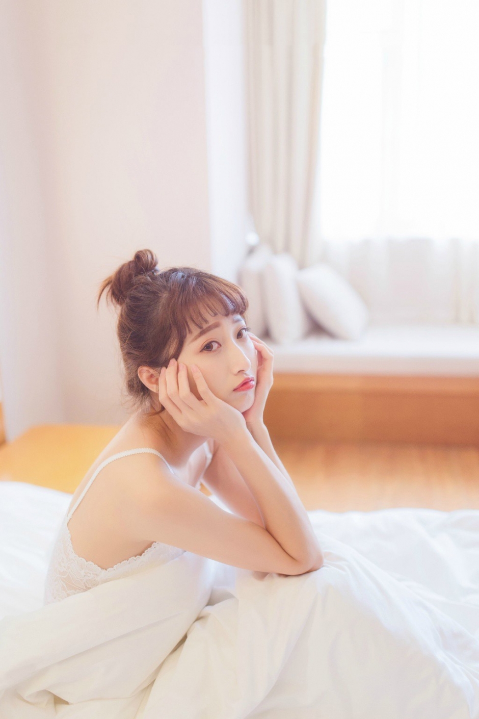 丸子头美女吊带超短裙露香肩美腿图片