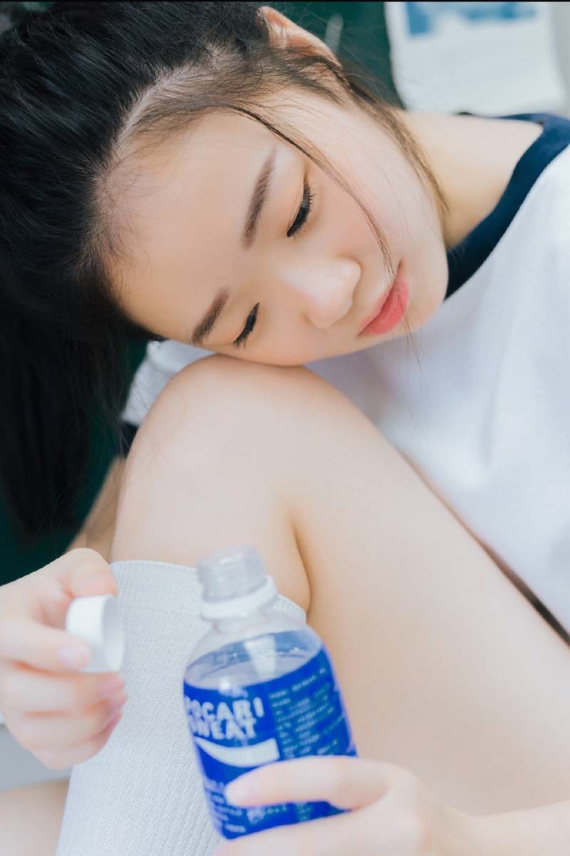 马尾美女校花运动服白丝长腿教室图片