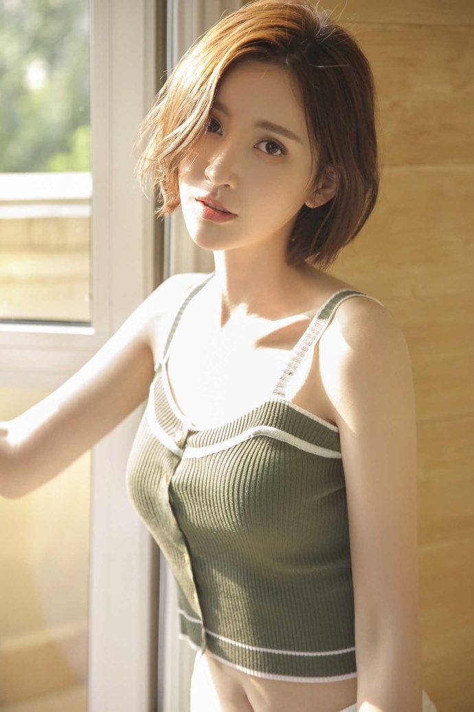 韩式短发美女精致小v脸吊带衫超短裤大秀香肩美腿图片