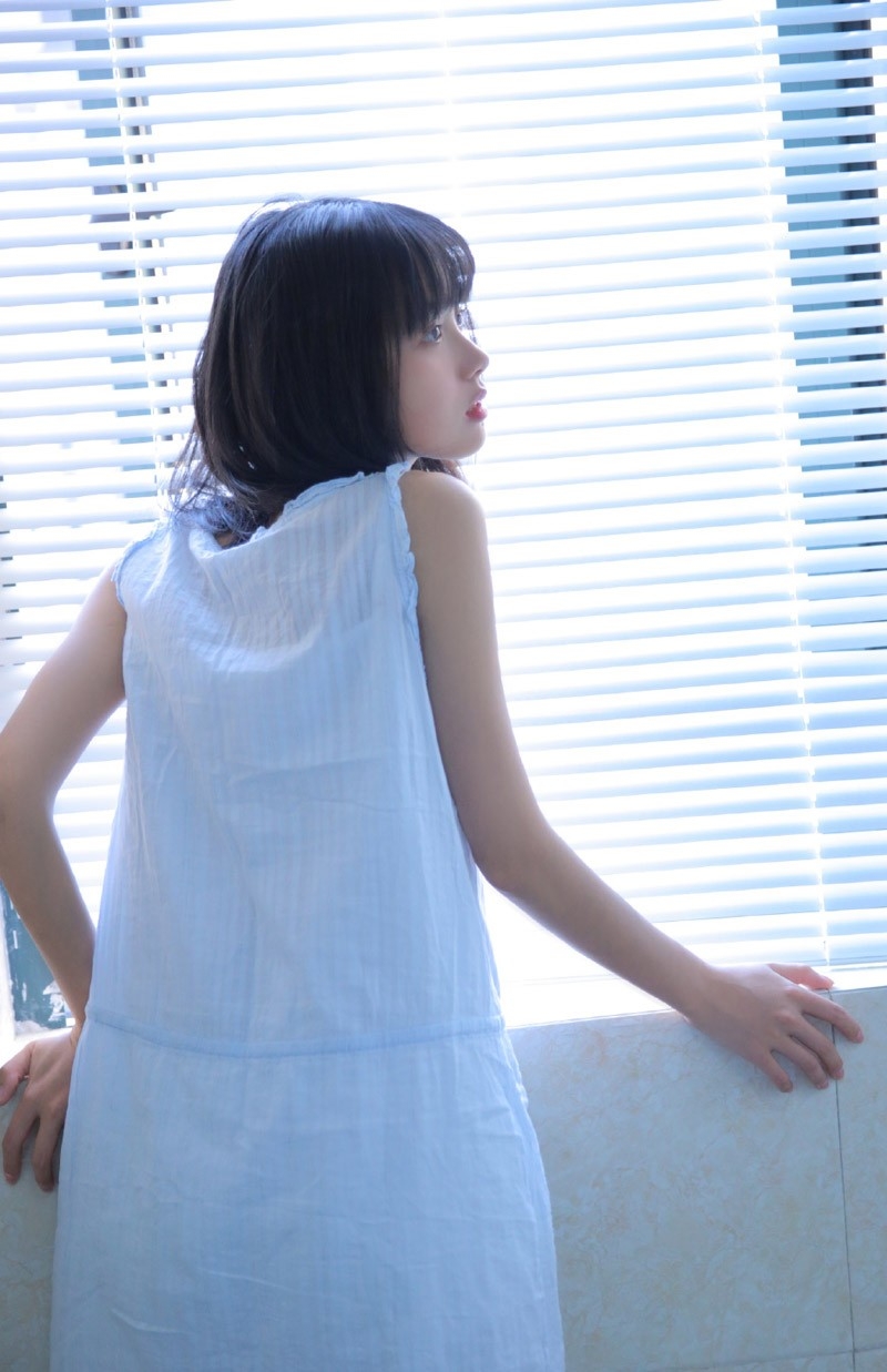 90后小清新美女无袖连衣裙五官小巧侧颜精致浴室图片