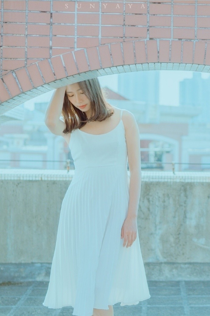 纯白吊带长裙美女鹅蛋脸白里透红身材苗条天台图片