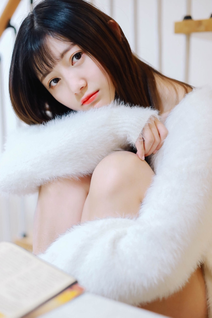 可爱mm吊带短裤露粉肩玉腿私房搞怪图片