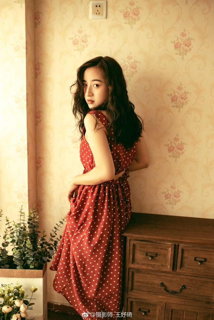 卷发美女庄哲琦波点连衣裙秀香肩美腿图片