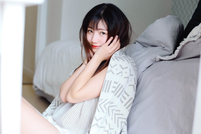 可爱mm吊带短裤露粉肩玉腿私房搞怪图片