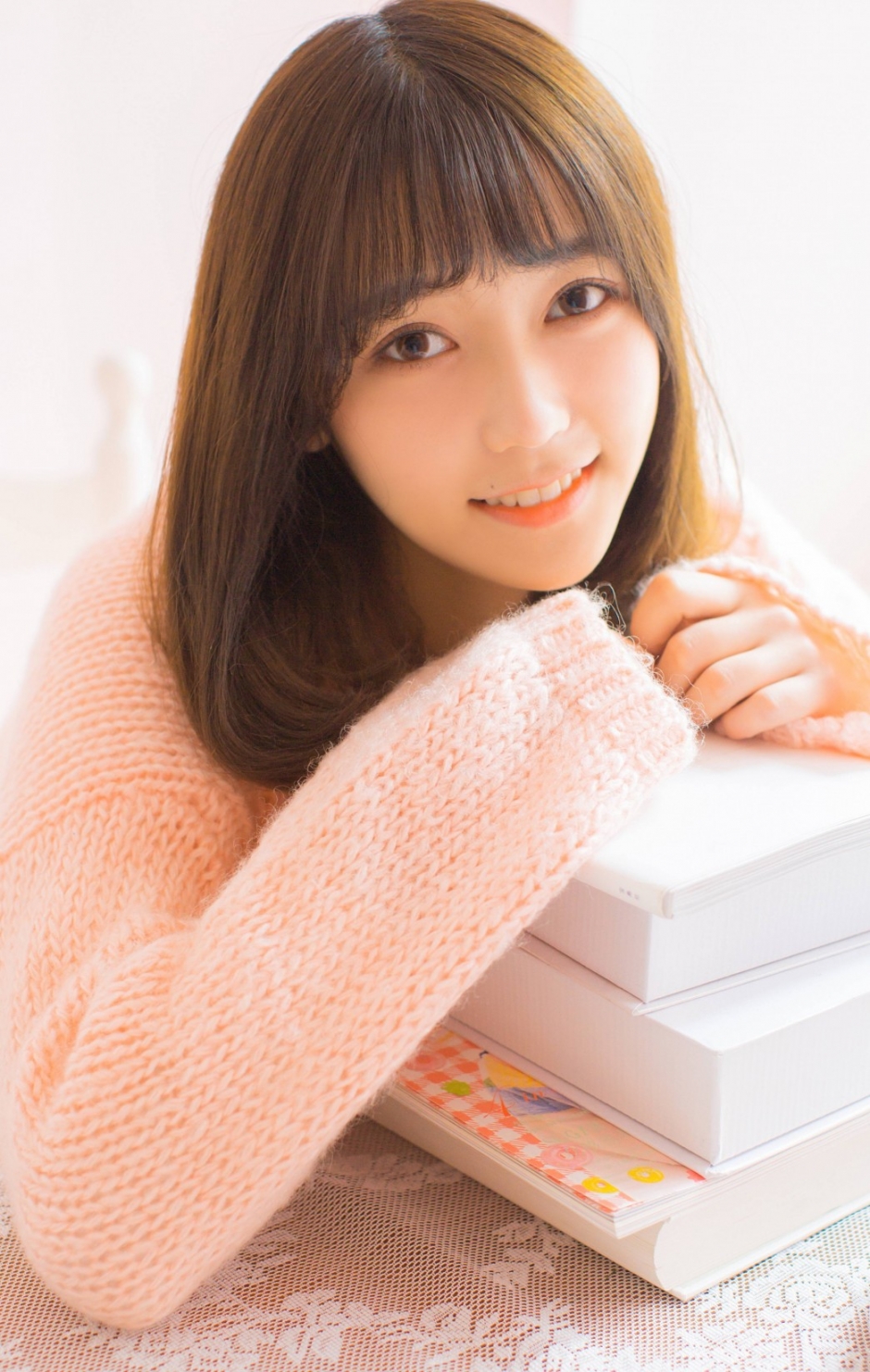 齐肩短发美女标致鹅蛋脸白瓷肌肤吹弹可破歪头大笑图片