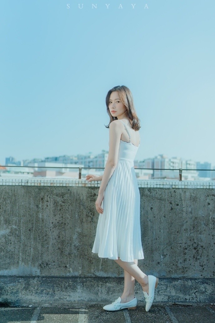 纯白吊带长裙美女鹅蛋脸白里透红身材苗条天台图片