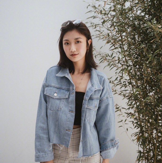 高挑美女高腰裤搭牛仔外套时尚街拍图片