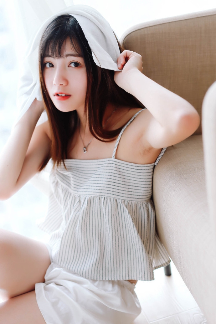 可爱mm吊带短裤露粉肩玉腿私房搞怪图片