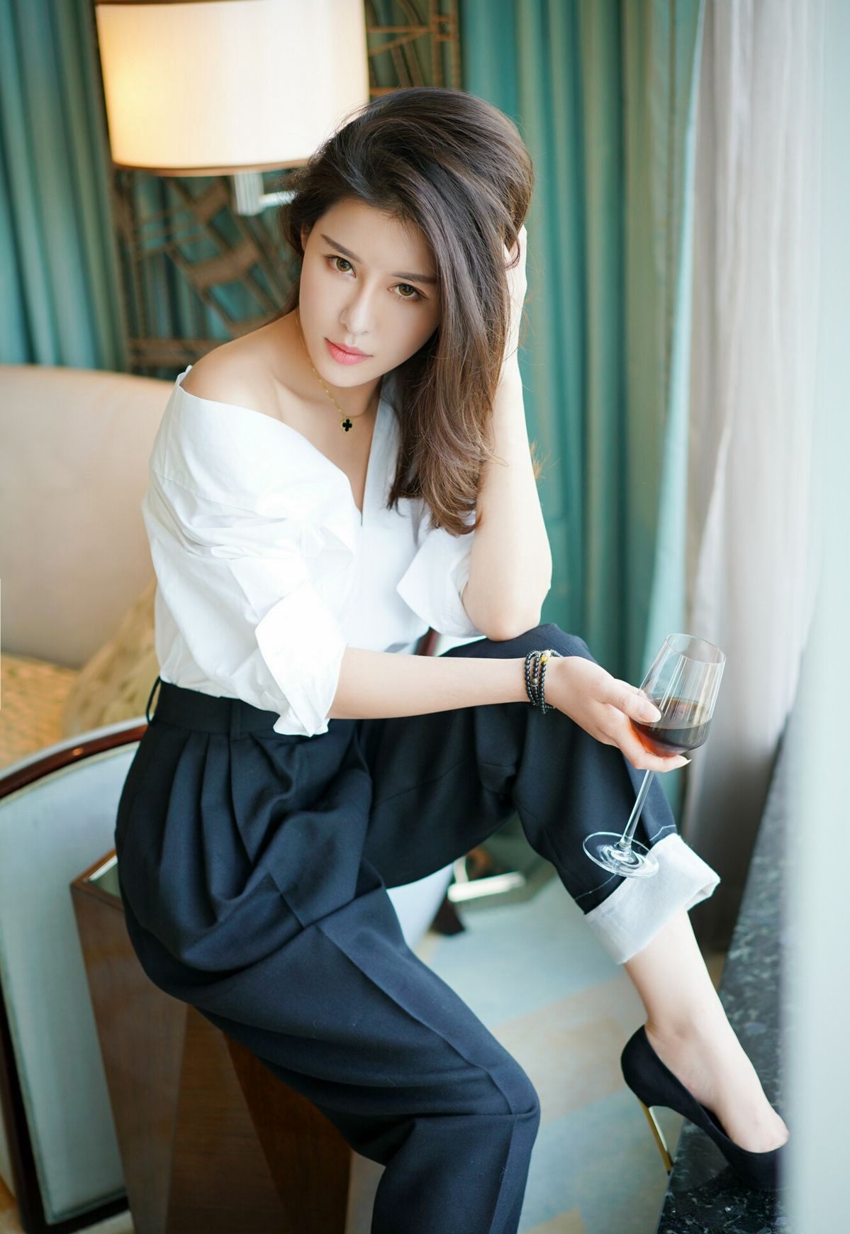 卷发美女叶佳颐浴室诱惑写真 高清美女叶佳颐曲线撩人图片