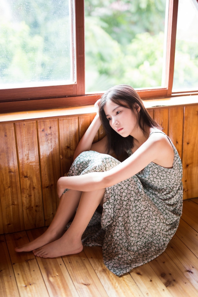 马尾辫美女吊带碎花裙露香肩美腿图片