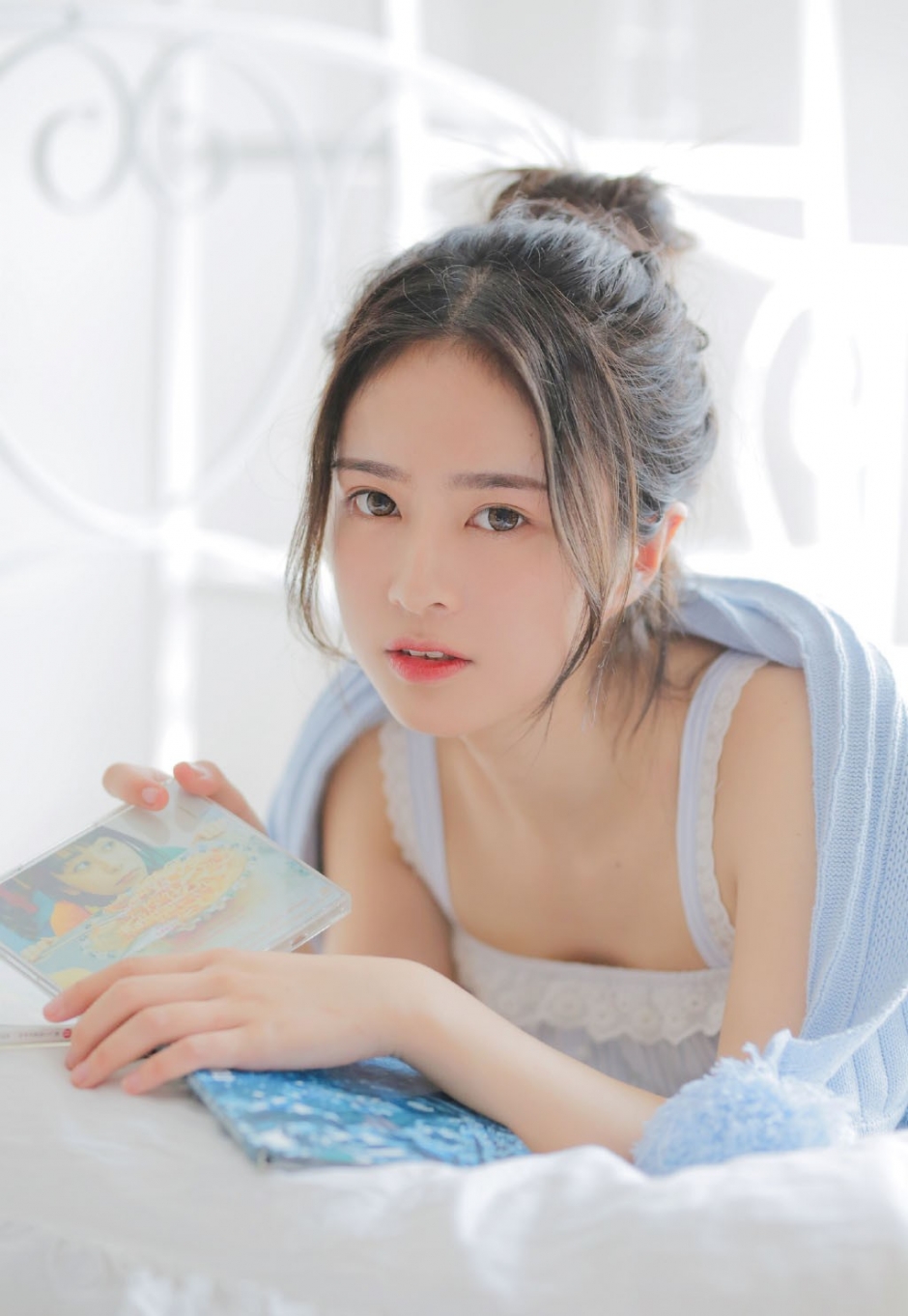 丸子头美女白瓷肌肤吹弹可破床上性感图片