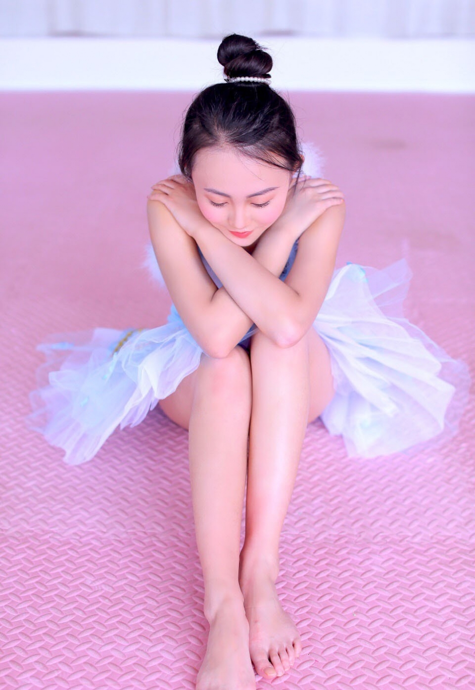 芭蕾舞美女高扎丸子头脸蛋白里透红修长美腿图片