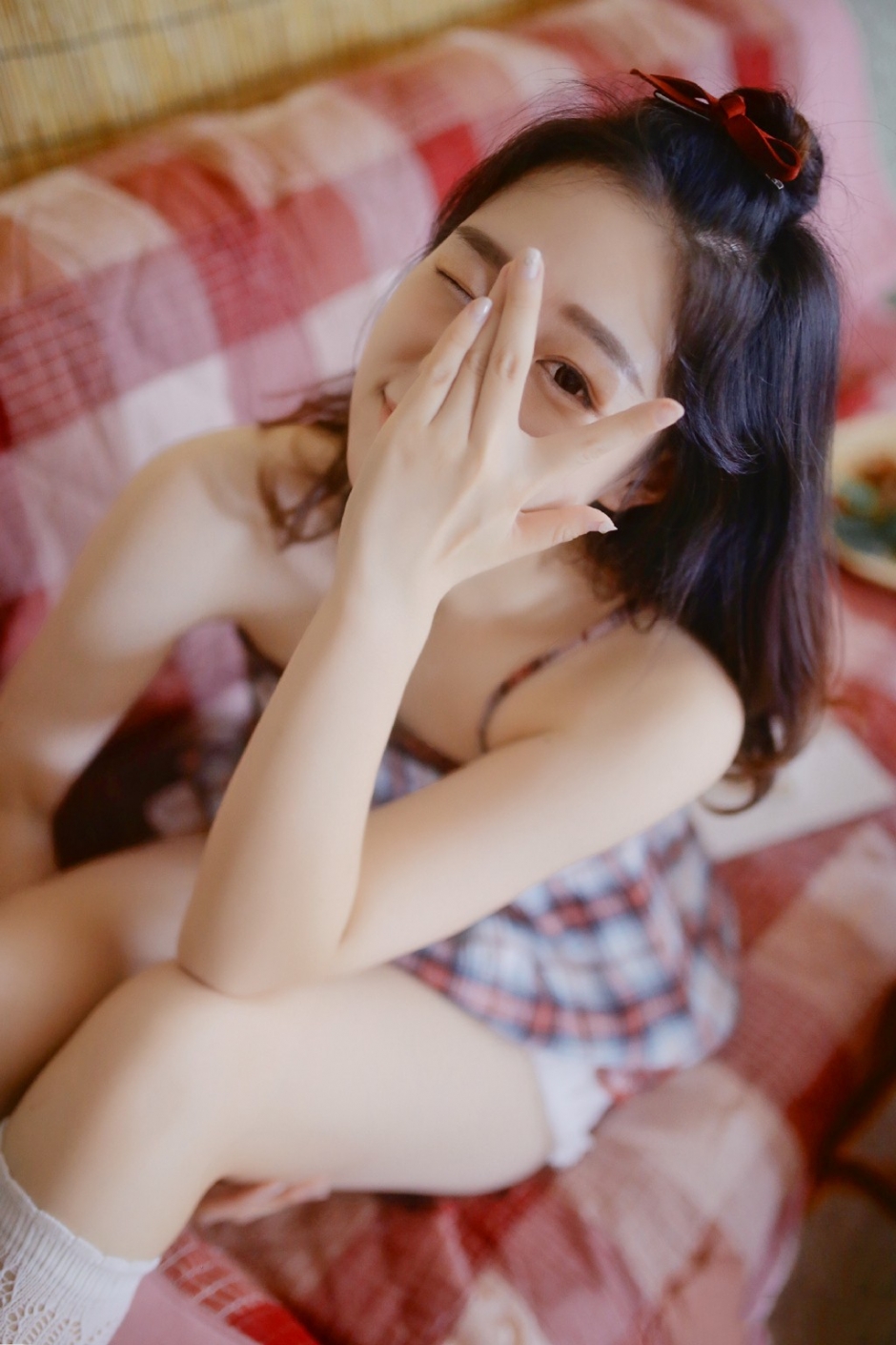 苹果头元气少女满脸胶原蛋白格子吊带裙身姿轻盈图片